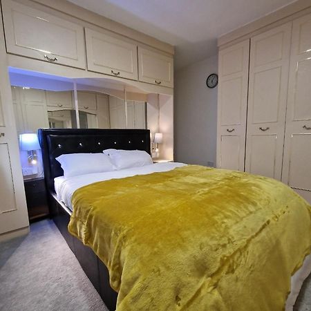 Delightful & Spacious Guest House In Farnworth Near Bolton Hospital Exterior foto