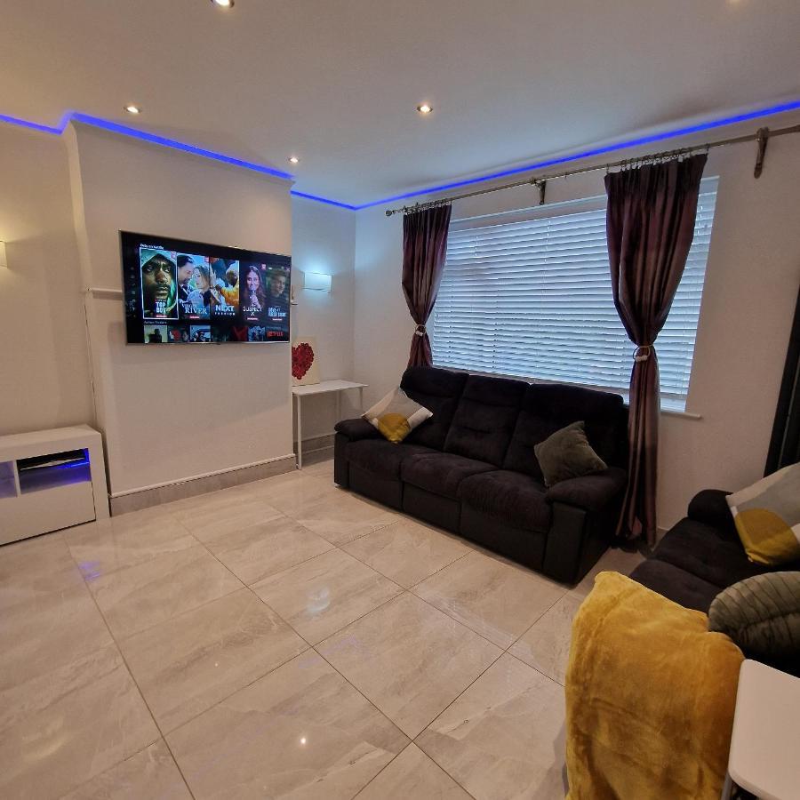 Delightful & Spacious Guest House In Farnworth Near Bolton Hospital Exterior foto