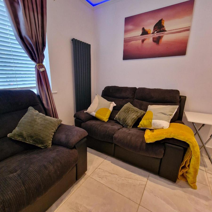 Delightful & Spacious Guest House In Farnworth Near Bolton Hospital Exterior foto