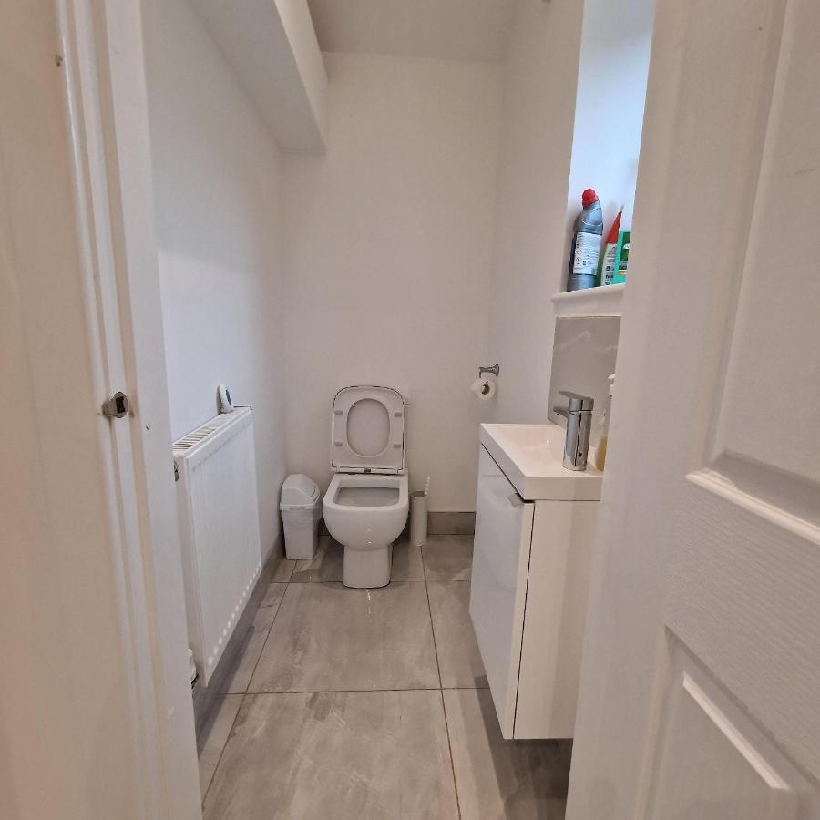 Delightful & Spacious Guest House In Farnworth Near Bolton Hospital Exterior foto