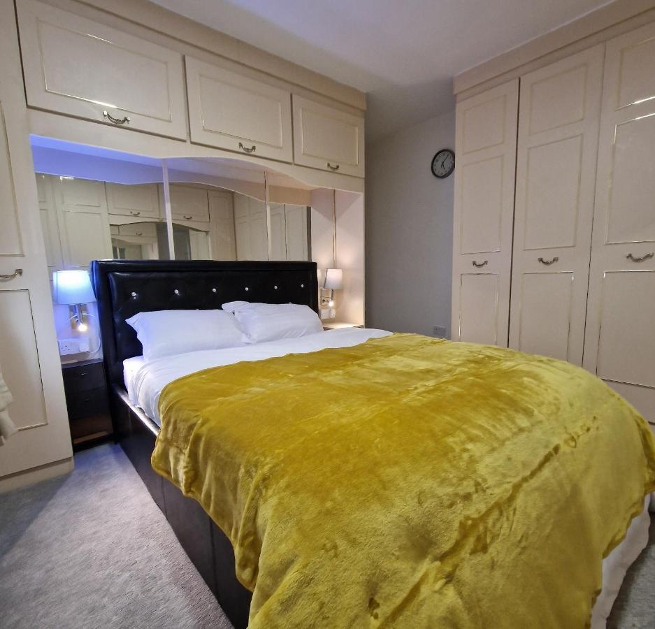 Delightful & Spacious Guest House In Farnworth Near Bolton Hospital Exterior foto