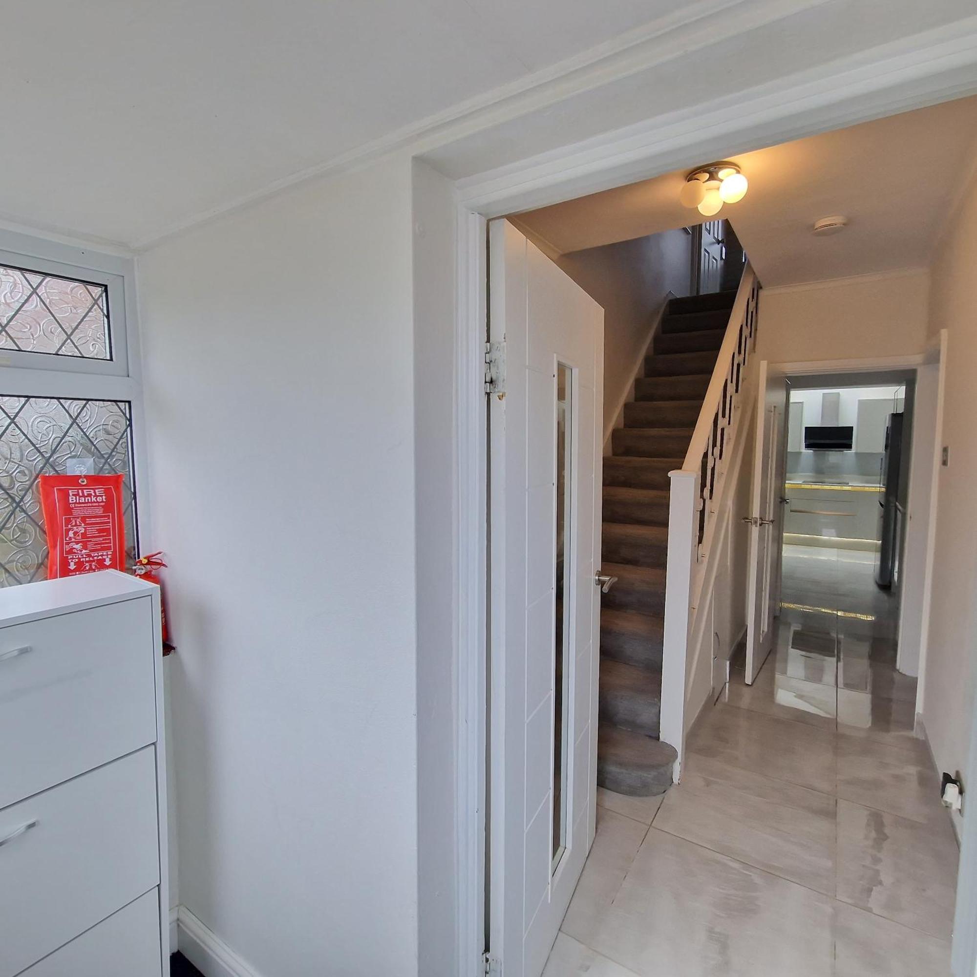 Delightful & Spacious Guest House In Farnworth Near Bolton Hospital Exterior foto